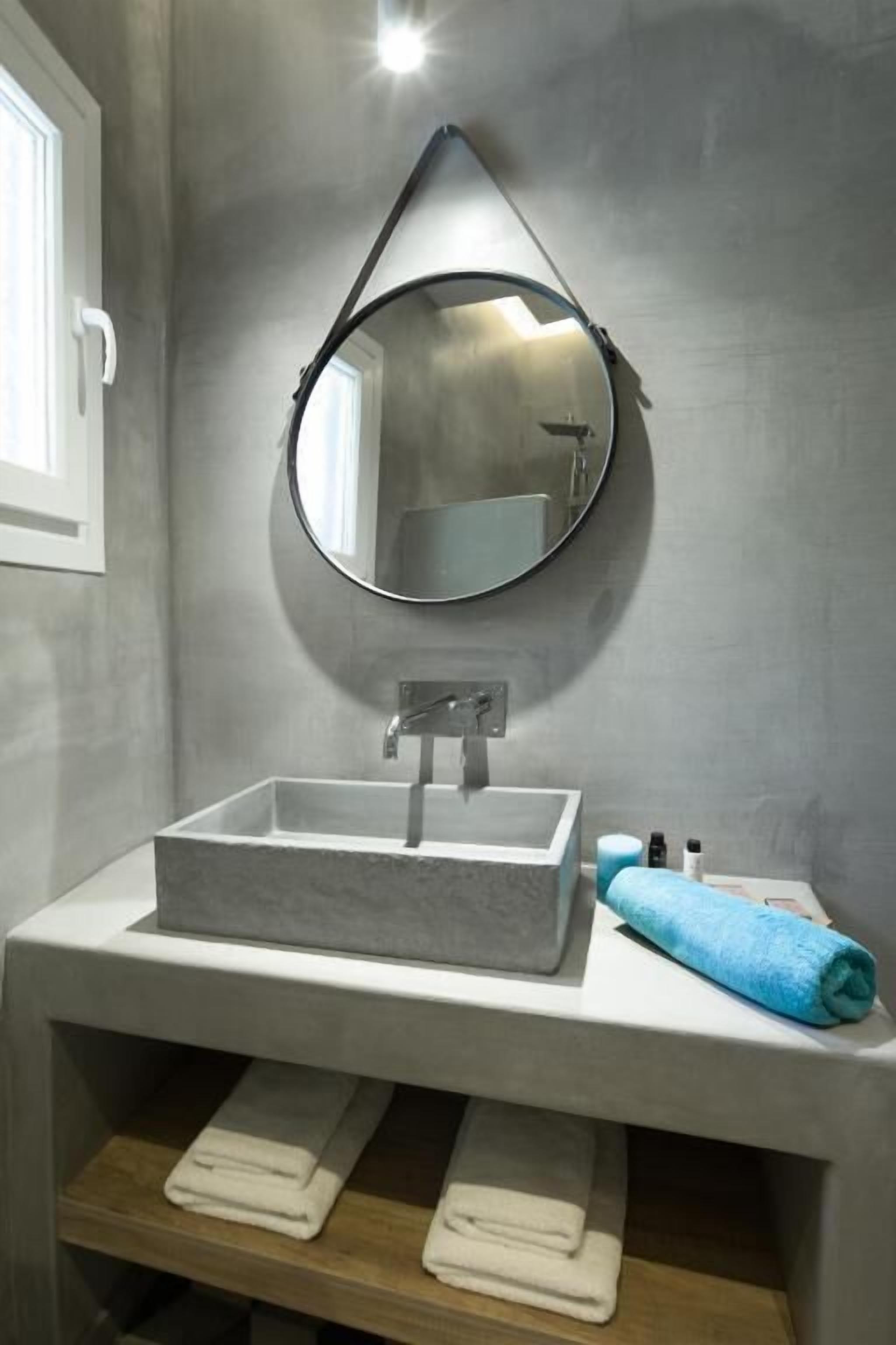 Ozias Luxury Apartment | 욕실 | 슬리퍼