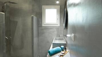 Ozias Luxury Apartment | Badezimmer | Hausschuhe