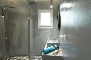 Ozias Luxury Apartment | Bathroom