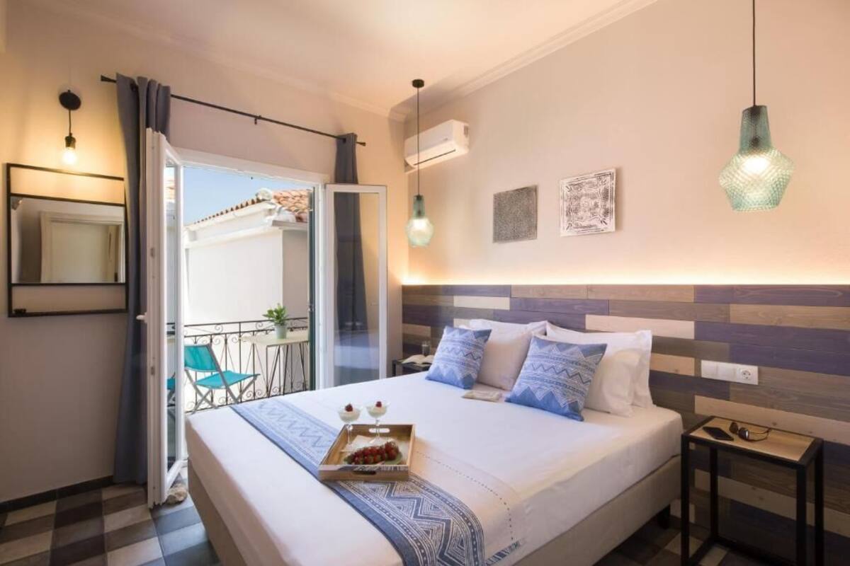 Une chambre d’hôtel avec un lit, une table de chevet et un balcon équipé d  ’une chaise.