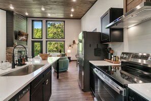 Kühlschrank, Mikrowelle, Ofen, Geschirrspüler