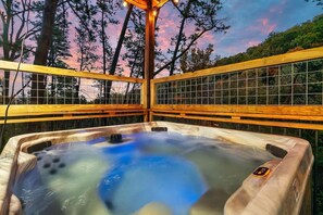Outdoor spa tub - Modern Smoky Cabin | Hot Tub | Mtn Views | Pets (Sevierville)