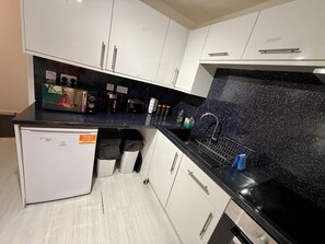 Private kitchen - Stylish Cosy Homely 6bed Flat at Salford Precinct | Media City | City Centre (Salford)