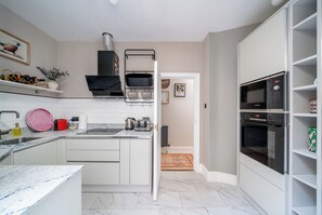 Fridge, microwave, oven, stovetop - Stunning 2 Bedroom Apart| Private Garden | Fulham (Greater London)