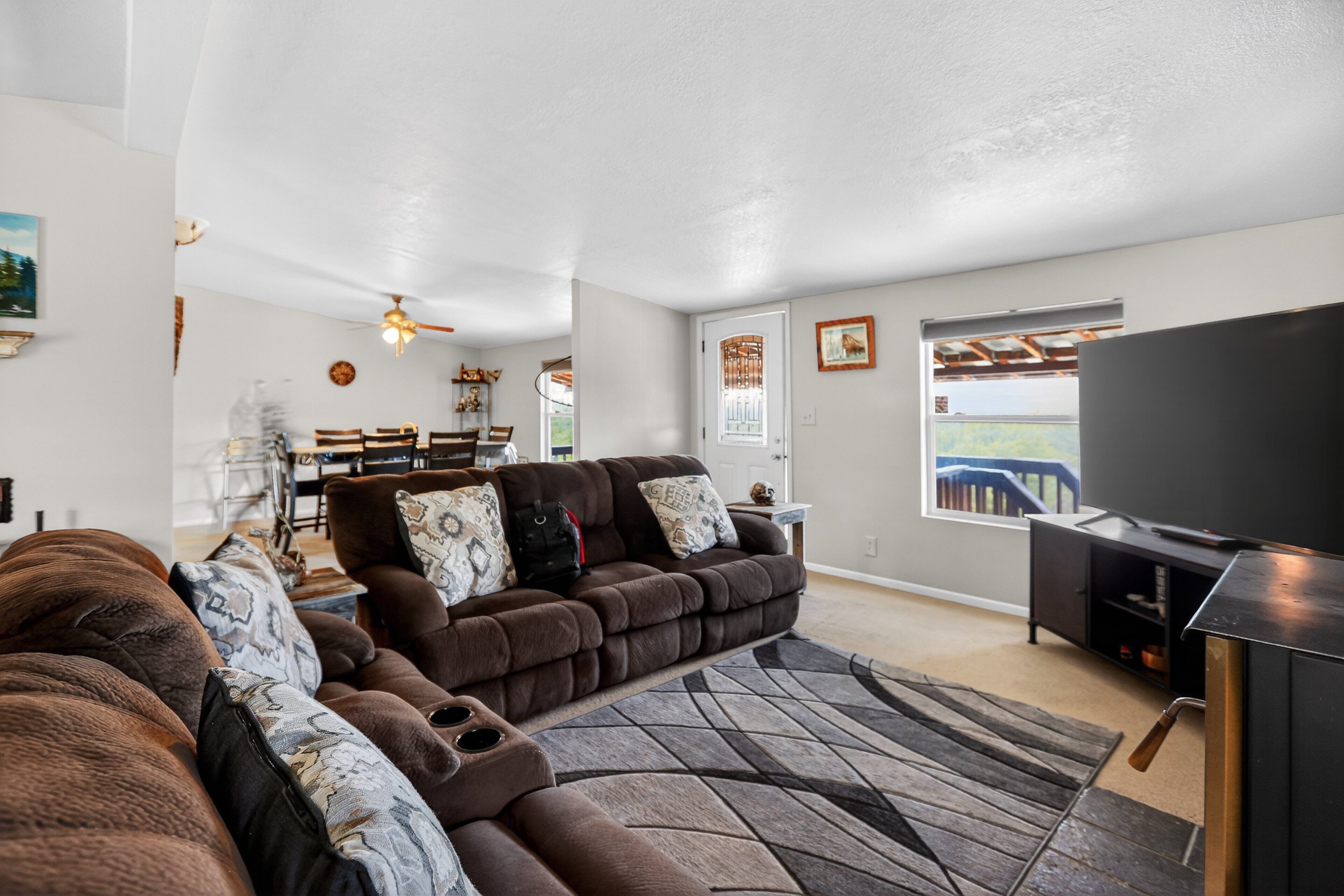 House, 5 Bedrooms | Living area