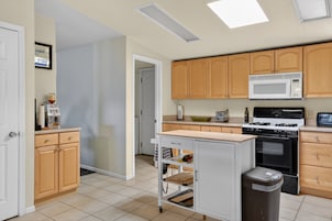 House, 5 Bedrooms | Private kitchen | Fridge, oven, coffee/tea maker, toaster