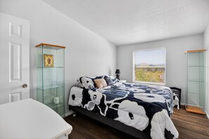 5 habitaciones y espacio para trabajar con laptop 