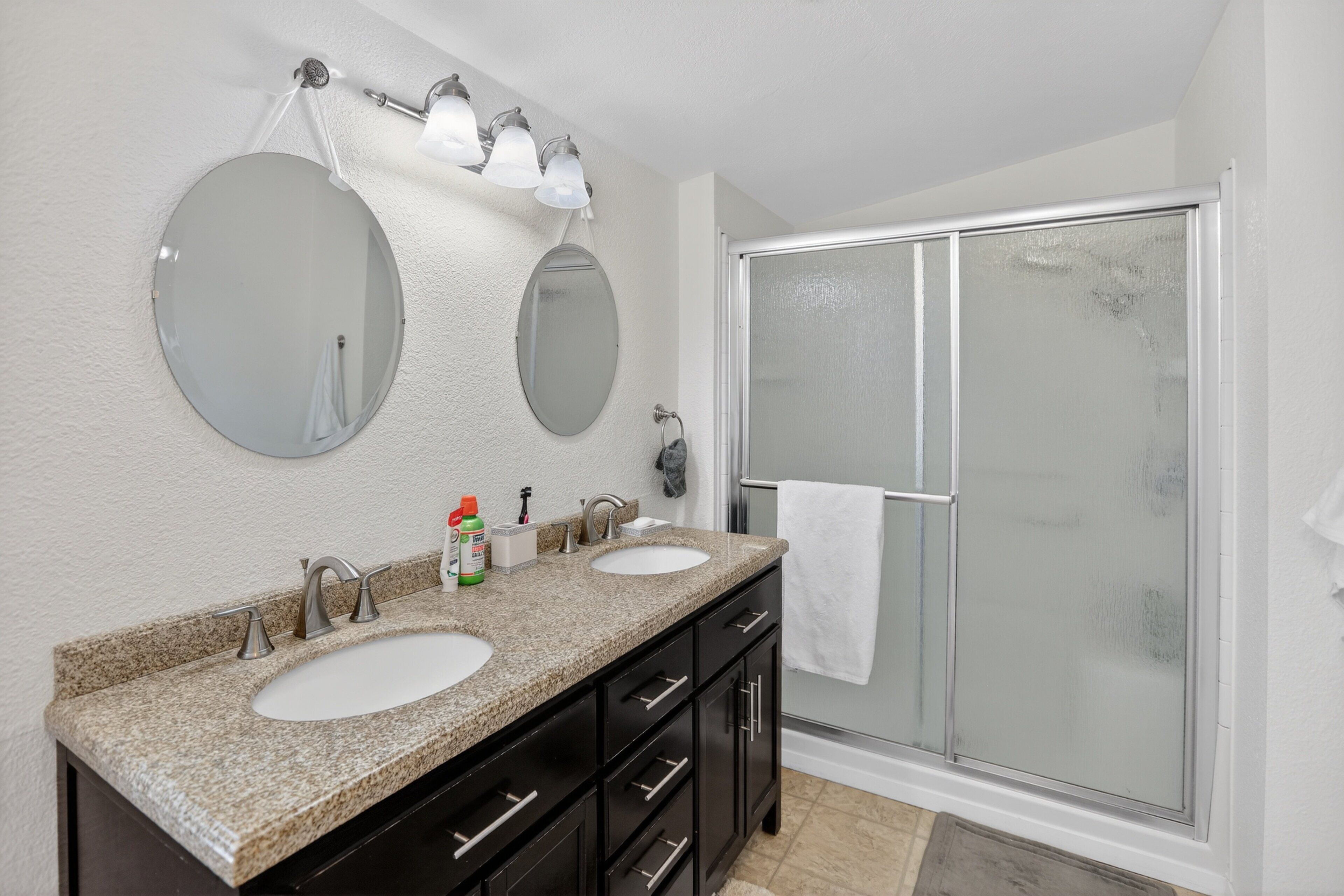 منزل - ٥ غرف نوم | حمام | مناشف، شامبو