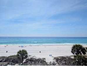 Ein Strand mit einer Holzpromenade, Sandstrand und Blick auf das Meer.