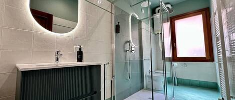 Shower, hair dryer, bidet, towels