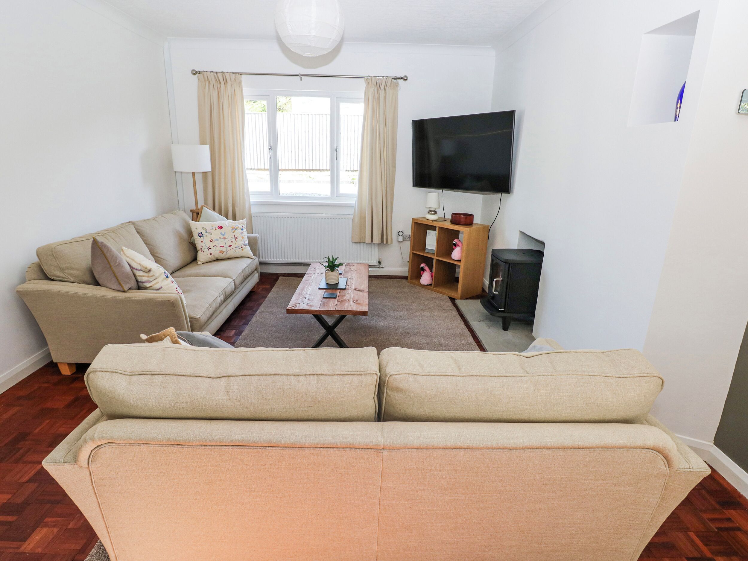 Una sala de estar con un sofá, una mesa de centro, un televisor y una chimenea.