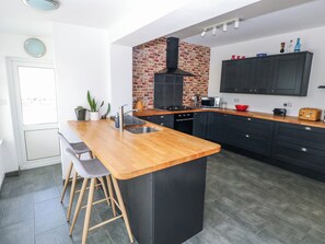 Dishwasher, cookware/dishes/utensils - Moonraker (Saundersfoot)