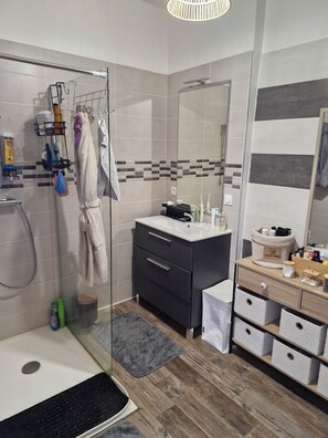 Dusche, Handtücher, Seife, Shampoo