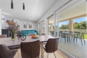 Ein modernes Wohnzimmer mit einer Couch, einem Esstisch und Stühlen.