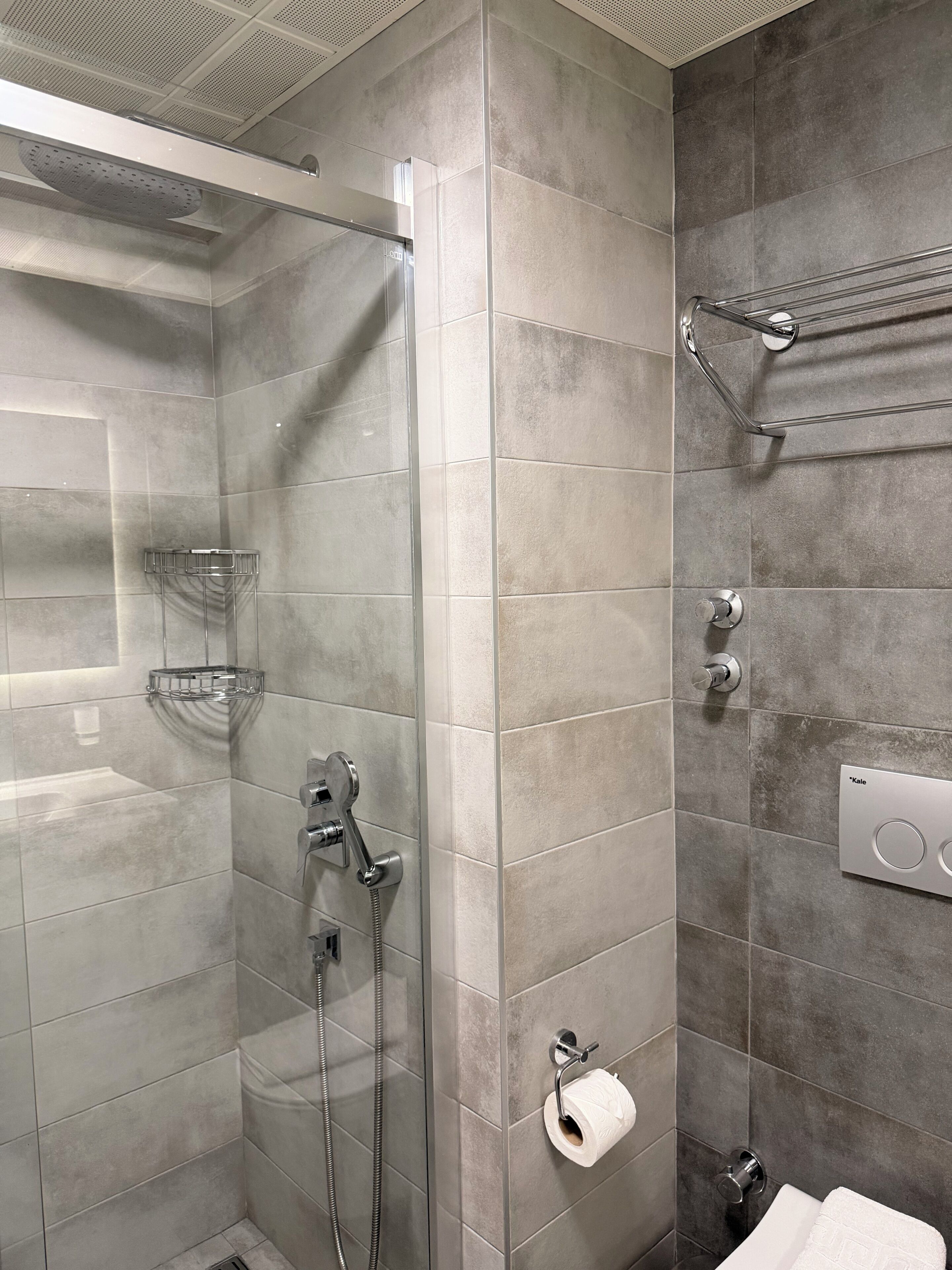 Apartamento clásico, balcón | Baño | Ducha, secador de pelo y toallas