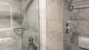 Apartamento clásico, balcón | Baño | Ducha, secador de pelo y toallas