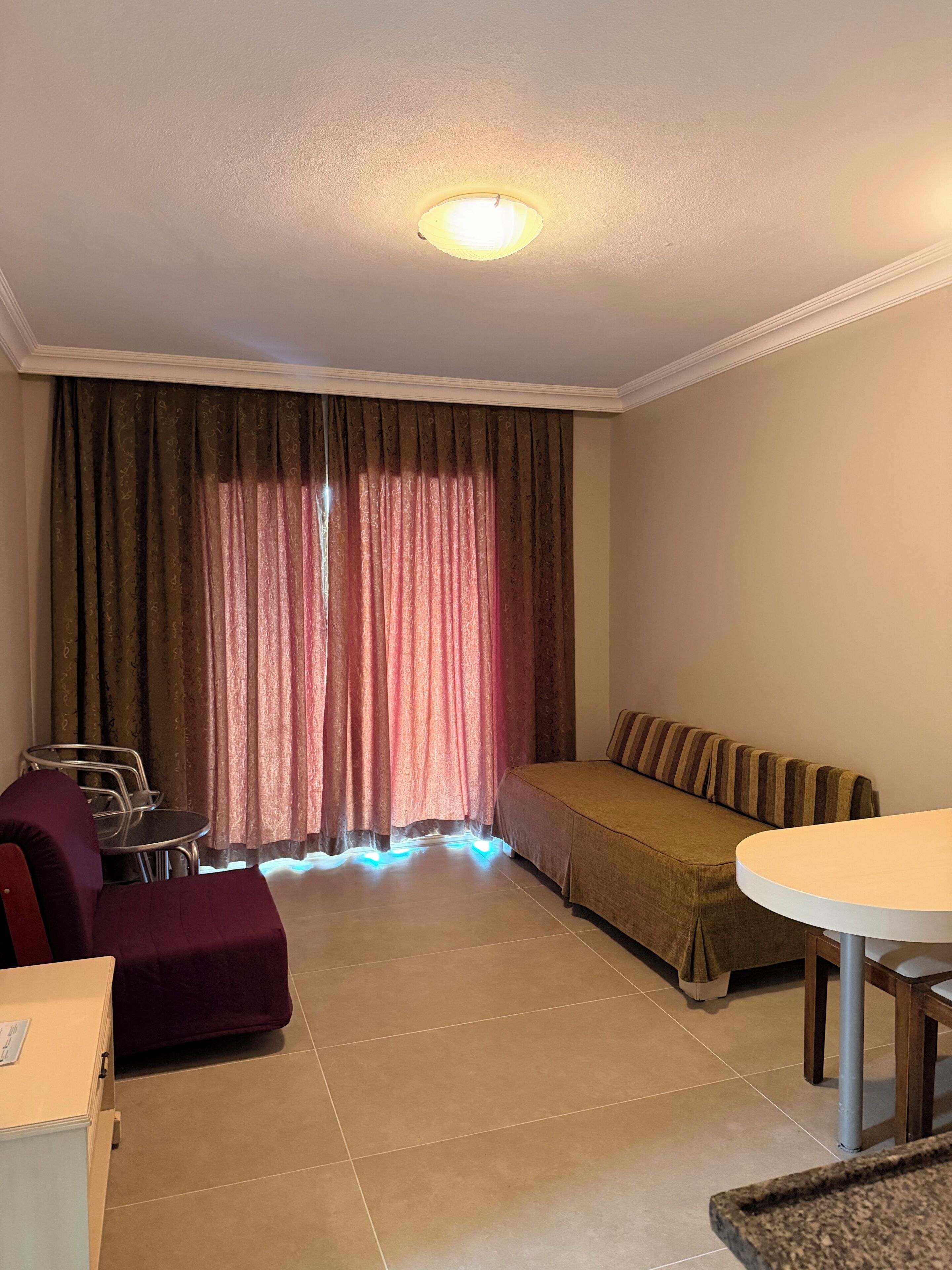 Apartamento clássico, sacada | Área de estar