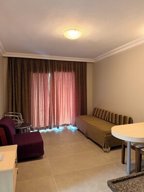 Apartamento clássico, sacada | Área de estar