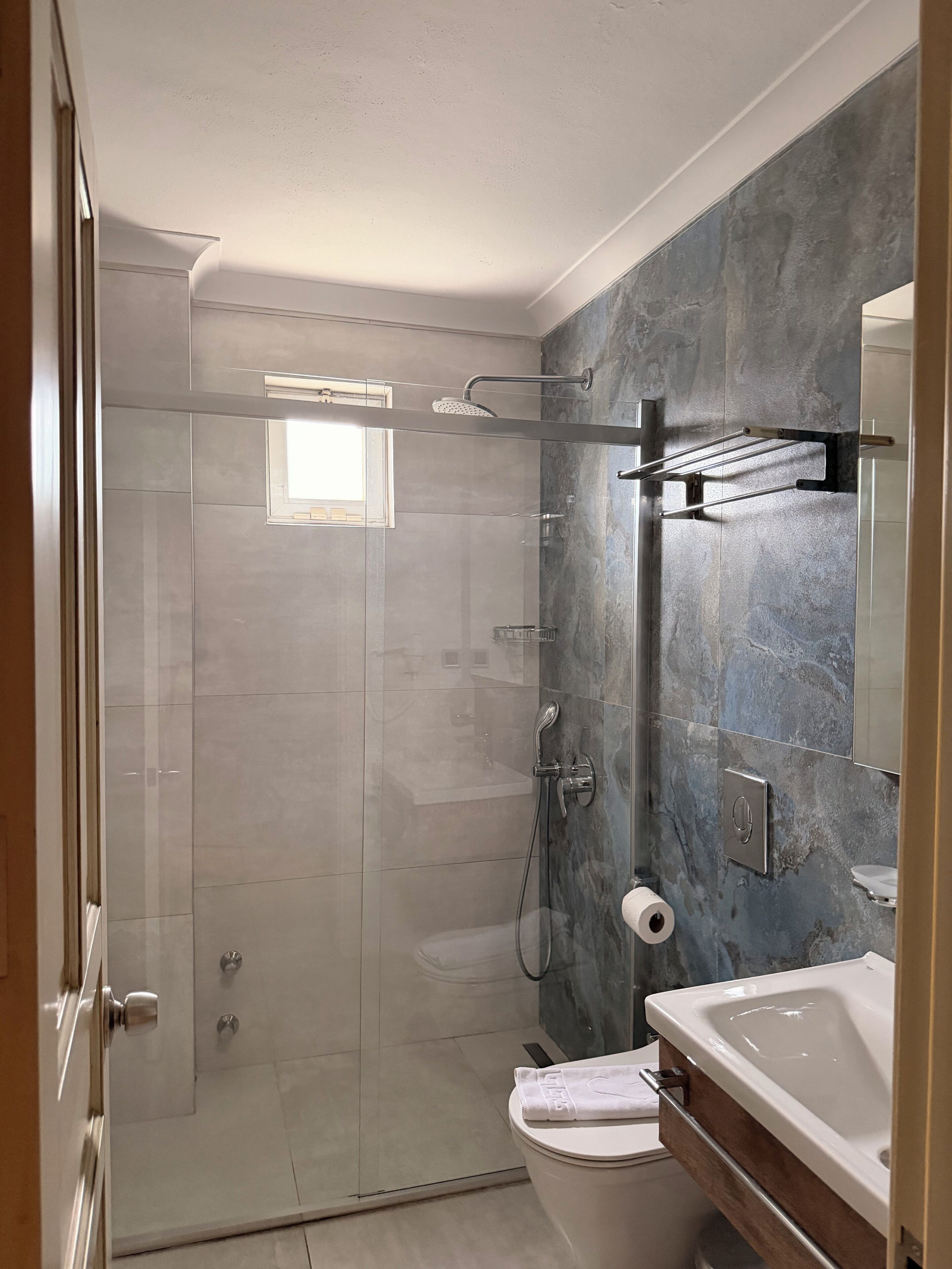 Apartamento clássico, sacada | Banheiro | Chuveiro, secador de cabelo, toalhas de banho 