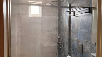 Apartamento clássico, sacada | Banheiro | Chuveiro, secador de cabelo, toalhas de banho
