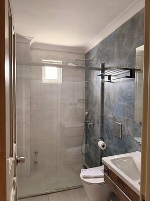 Apartamento clássico, sacada | Banheiro | Chuveiro, secador de cabelo, toalhas de banho 