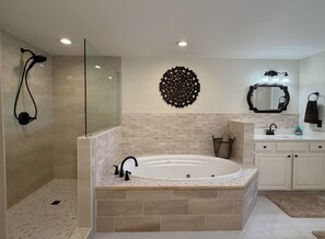 Shower, jetted bath, towels - Luxurious & Private, Beach Front, Pool, 3BD/2BA, 1800 SqFt, Large Balcony (Panama City Beach)