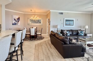 Smart TV - Luxurious & Private, Beach Front, Pool, 3BD/2BA, 1800 SqFt, Large Balcony (Panama City Beach)