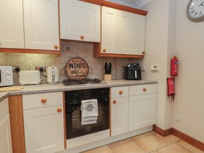 Dishwasher, cookware/dishes/utensils - 1 The Stables (Wrexham)