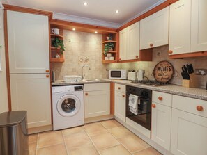 Dishwasher, cookware/dishes/utensils - 1 The Stables (Wrexham)