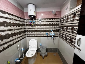 Quarto casal luxo, vista para a cidade | Banheiro | Chuveiro, produtos de toalete grátis, toalhas de banho