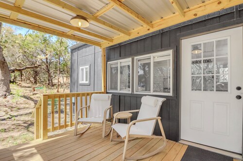 Charming Tiny Home Retreat | Porch Swing, Grill, Stargazing Near Caverns