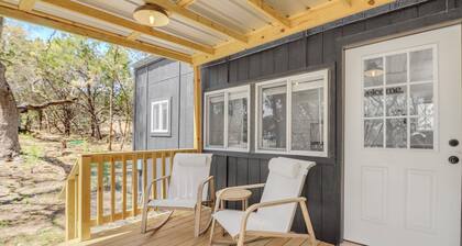 Charming Tiny Home Retreat | Porch Swing, Grill, Stargazing Near Caverns