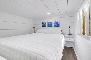 Iron/ironing board, WiFi, bed sheets - Charming Tiny Home Retreat | Porch Swing, Grill, Stargazing Near Caverns (Bulverde)