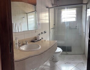Een douche, een haardroger, handdoeken, zeep