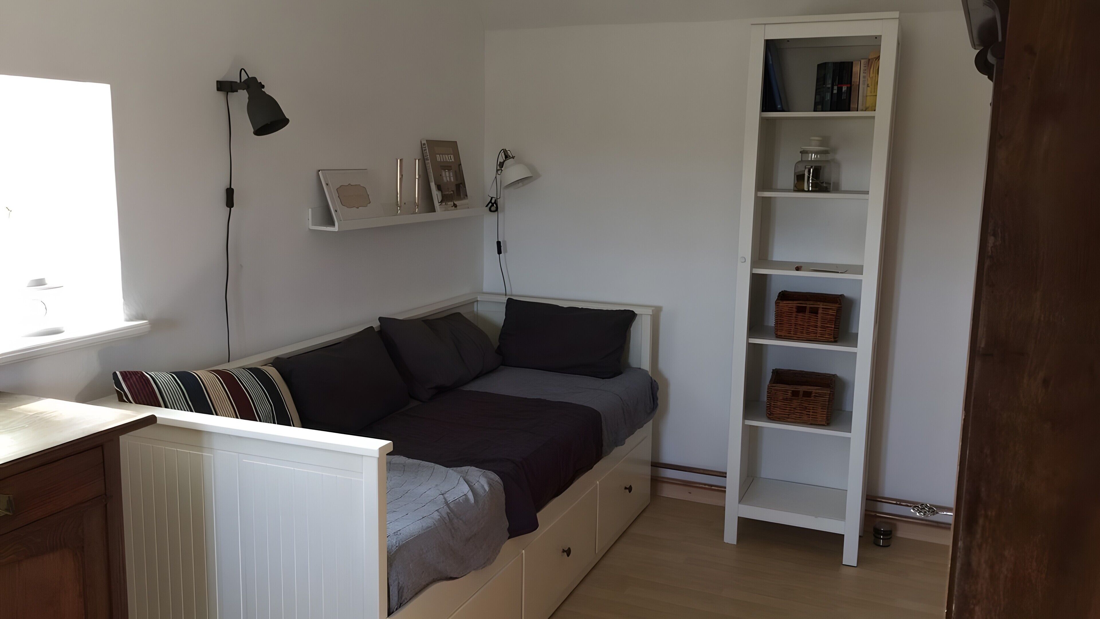 Tabla de planchar con plancha, wifi y ropa de cama 