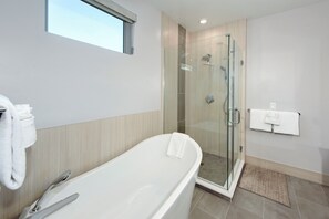 Shower, hair dryer, towels - Sanctuary luxury townhome Private Hot Tub with Amazing Views DELUXE (Keystone)
