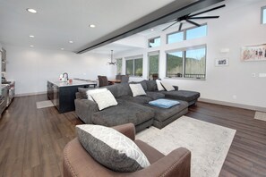 TV, fireplace - Sanctuary luxury townhome Private Hot Tub with Amazing Views DELUXE (Keystone)