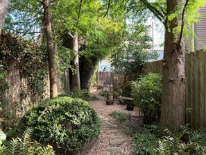Property grounds - Verdant Red Door Retreat (Galveston)