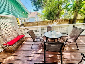 Outdoor dining - Verdant Red Door Retreat (Galveston)