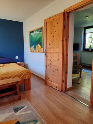Iron/ironing board, free WiFi, bed sheets