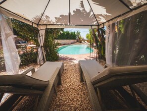 Outdoor pool - Apartment Sleeps 2 With Pool and Garden (Lagos)