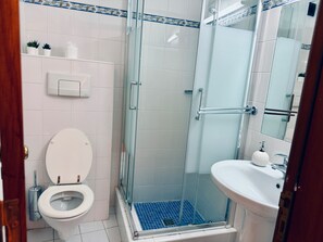 Shower, hair dryer, towels - Apartment Sleeps 2 With Pool and Garden (Lagos)