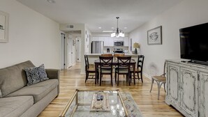 Una sala de estar moderna con un sofá, una mesa de centro y un televisor.