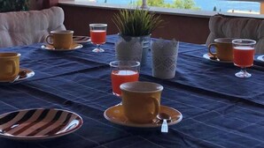 Een ontbijttafel met uitzicht op zee.
