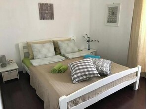 Een strijkplank/strijkijzer, wifi, beddengoed