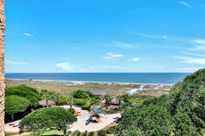 On the beach - Newly updated 2 Bedroom villa with sweeping ocean views (Hilton Head Island)