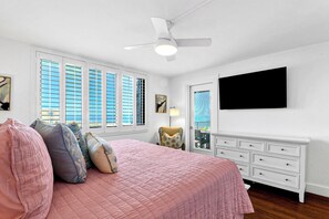 Tabla de planchar con plancha, wifi gratis y ropa de cama 