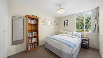 Apartment | 2 bedrooms, laptop workspace, bed sheets