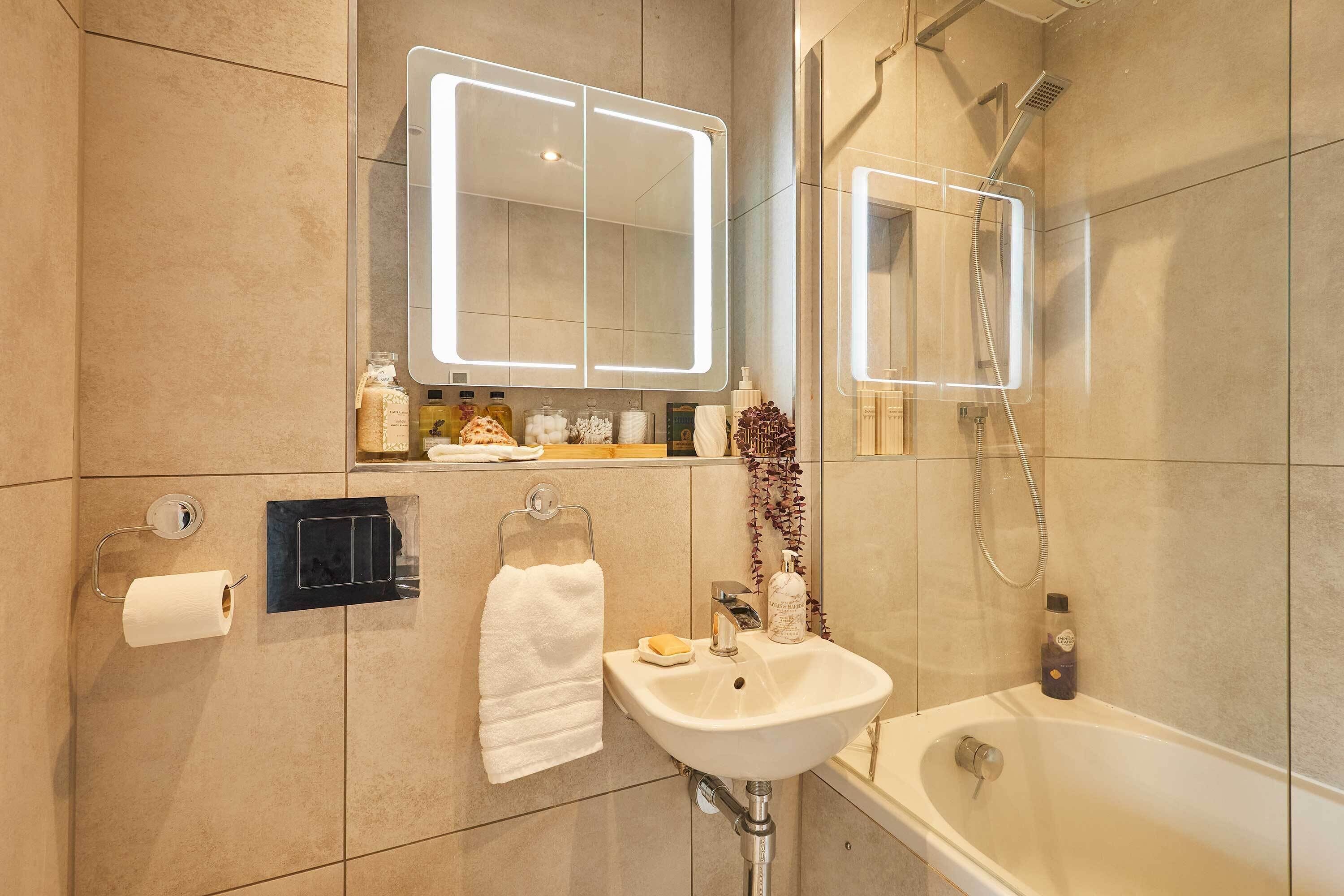 Shower, hair dryer, towels