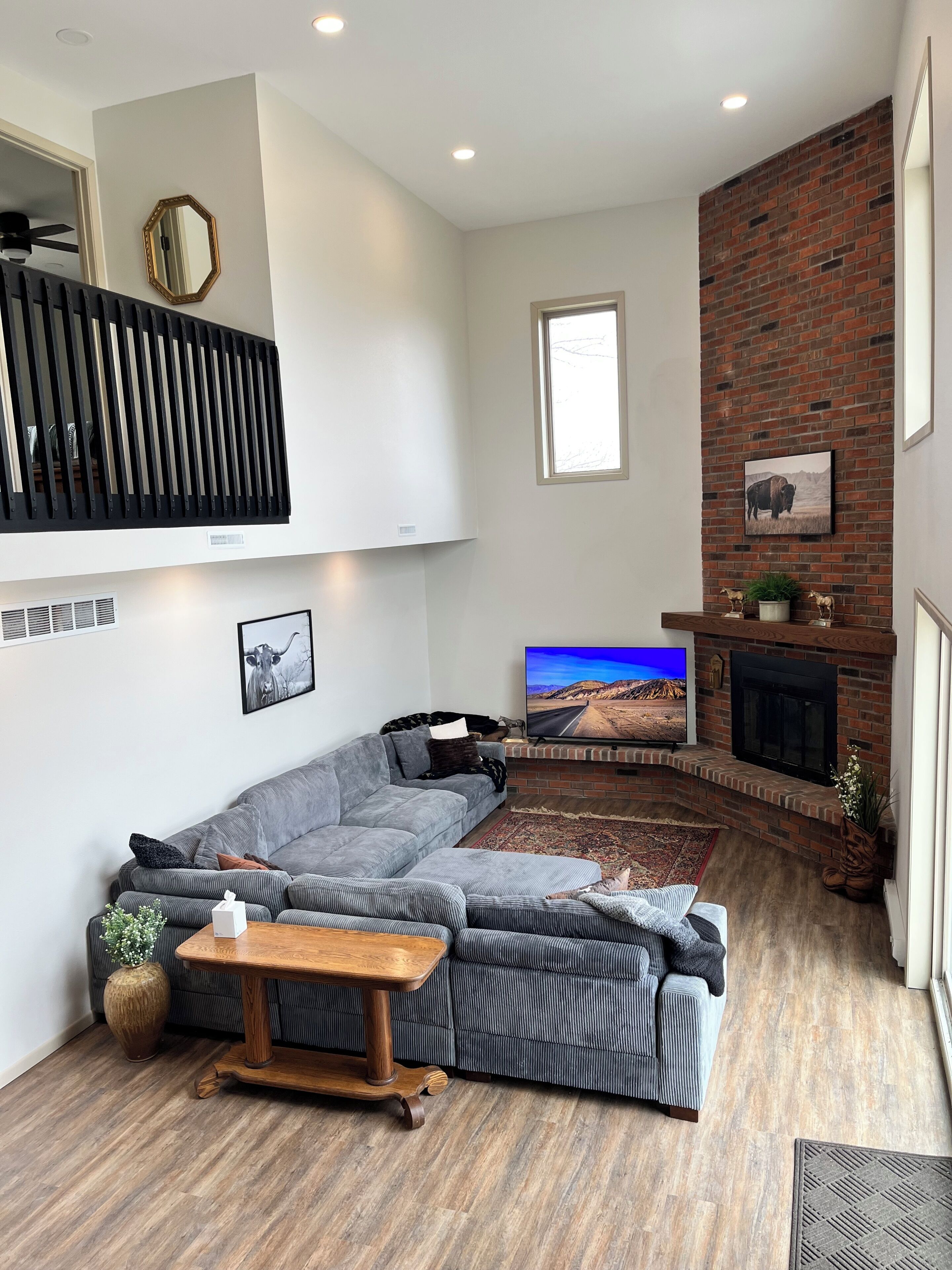 Smart TV, chimenea y libros 